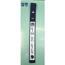 카본원단 봉제된 자수 이니셜 네임택입니다.